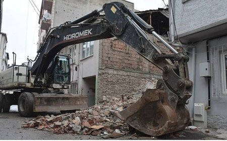 Gemlik’te Metruk Bina Temizliği Devam Ediyor