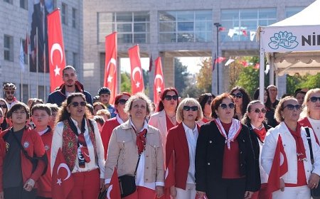 Nilüfer’de Cumhuriyet coşkusu çelenk töreni ile başladı