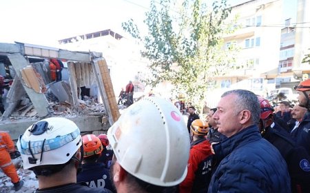 Ekipler enkazdan gelen  sese ulaşmaya çalışıyor