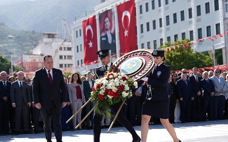 29 Ekim Bayram Coşkusu Çelenk Sunumuyla Başladı