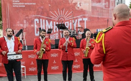 İzmir’de Cumhuriyet coşkusu başladı