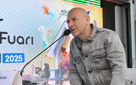 Demir Demirkan bu kez edebiyat sahnesinde hayranları ile buluştu