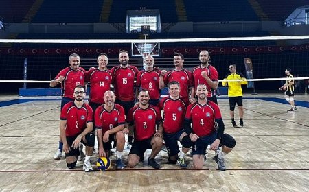 Ege Üniversitesi Voleybol Takımı adını finallere yazdırdı
