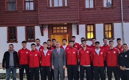 Başkan Sezer, voleybol takımına moral verdi