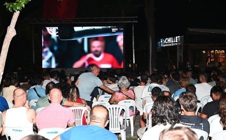 Kemer’de milli maç için dev ekran kuruldu