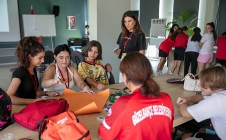 Güzelbahçe Belediyesi’nden  Kız Futbol Takımına “Biraz Konuşalım mı?” Eğitimi