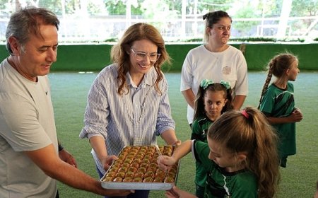 Abiş, minik sporcular ve anneleriyle sahada buluştu