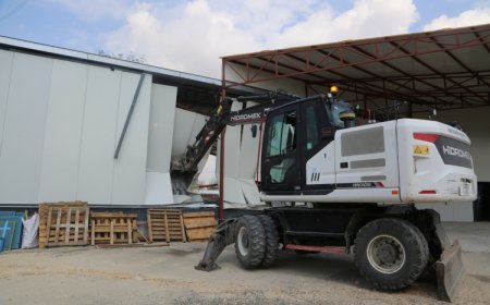 Bursa Nilüfer’de kaçak iki iş yeri yıkıldı