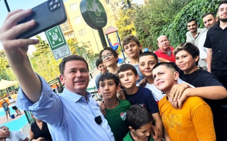 Bursa Osmangazi’de Başkan Aydın gençlerle basketbol sahası boyadı