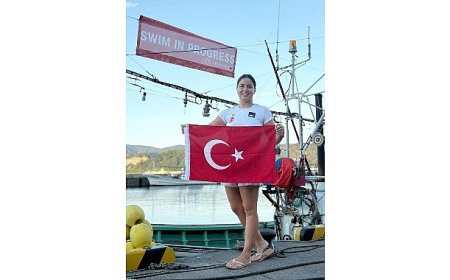 Ege Üniversitesi mezunu milli yüzücü Bengisu Avcı tarihi bir başarıya daha imza attı