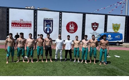 Güreşçiler Dualı Çayırda Mücadele Etti