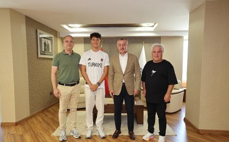 Büyükakın, genç milli yüzücüyü kabul etti