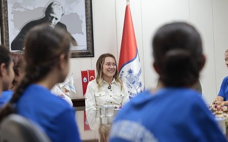 Başkan Mutlu şampiyon kızları ağırladı: Sizinle gurur duyuyoruz​