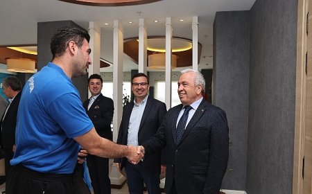 Hentbolcular başarılarını Başkan Şadi Özdemir’le paylaştı