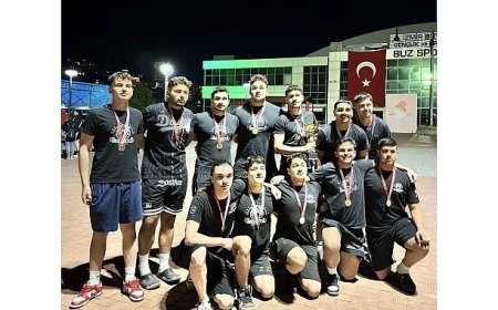 Ege Üniversitesi Sualtı Ragbisi takımlarından çifte şampiyonluk