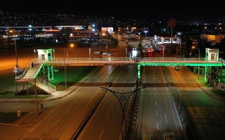 Kocaeli’nde üst geçitler yeşile büründü