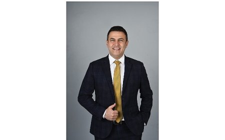 Ceyhan’da Kitap ve Kariyer Günleri Coşkusu: Murat Gezici Gençlerle Halk ile Buluşuyor