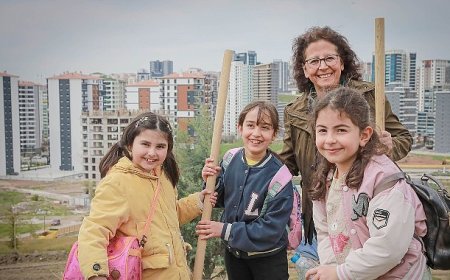Minik Eller Fidanları Toprakla Buluşturdu