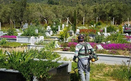 Edremit’teki kabristanlıklarda temizlik ve bakım çalışması yapılıyor