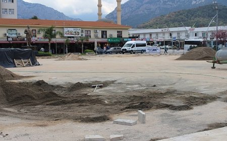 Kemer Cumhuriyet Meydanı turizm sezonuna hazırlanıyor