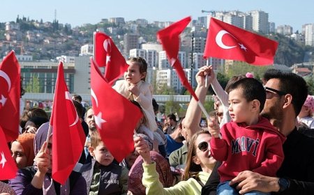 Milli İrade Meydanı çocukların neşesi ile cıvıl cıvıl