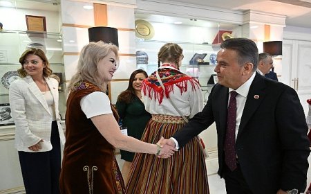 Dünya çocukları Başkan Muhittin Böcek’i ziyaret etti