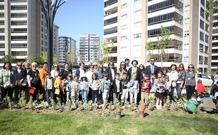 Yeni parkın bitkilerini minikler dikti