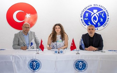Azra Kaya Profesyonel Sözleşme İmzaladı