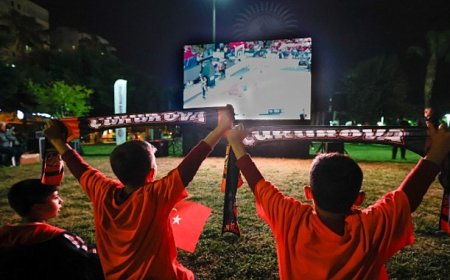 Vatandaşlar maç heyecanını Yenişehir Belediyesinin kurduğu dev ekranda yaşadı
