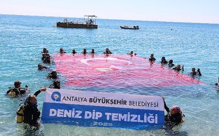 Konyaaltı Sahili’nde deniz dibi temizliği yapıldı