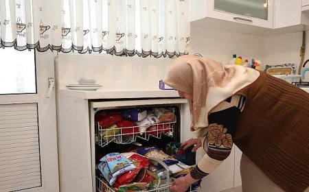 45 yıldır eski kıyafetleri evinde yıkayıp ütüledikten sonra ihtiyaç sahiplerine ulaştırıyor