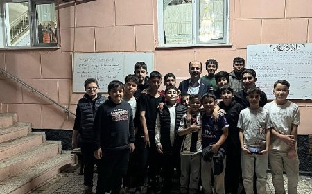 Başkan Altay, Teravih Sonrası Gençlerle Sohbet Etti, Esnafların Çay Davetine Katıldı
