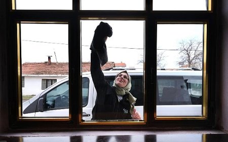 yaşlıların evlerini i̇negöl belediyesi temizliyor