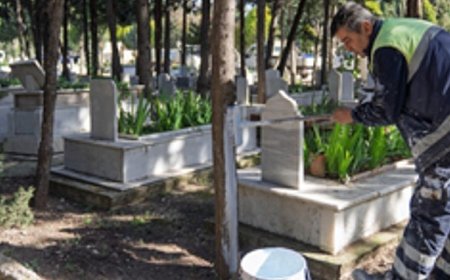 İzmir’de bayram öncesi mezarlıklara özel bakım