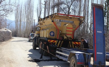 Elmalı’da zarar gören ve yıpranan yollar onarılıyor