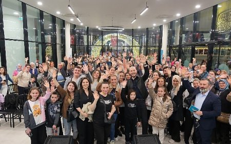 Fenomen Cem Özkök, sevenleri ile bir araya geldi