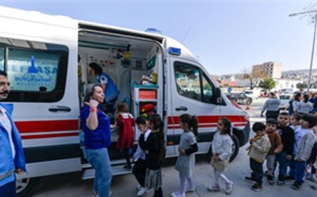 Başkan Tugay’a Tıp Bayramı’nda duygulandıran hediye