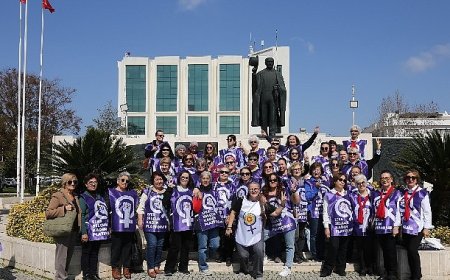Kadınlar Efes Selçuk sokaklarında zincir oluşturdu