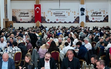 Önce berber ve kuaförlerle iftar yaptı sonra vatandaşlarla buluştu
