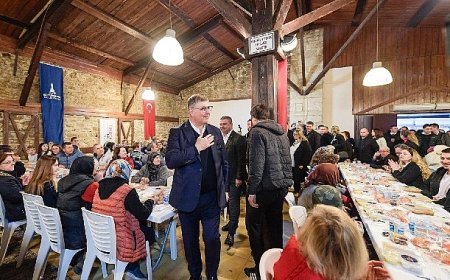 Başkan Tugay, Tirelilerle aynı sofrada buluştu “Bu güzel millete birlik beraberlik ve iyilik çok yakışıyor”
