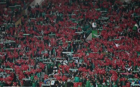Bursaspor tribünleri Türk bayraklarıyla donatıldı