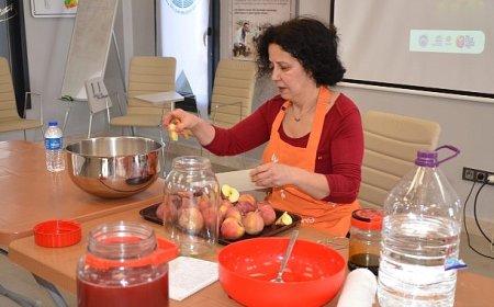 Üretici Pazarında çocuklara tohum, ailelerine sirke yapım atölyesi