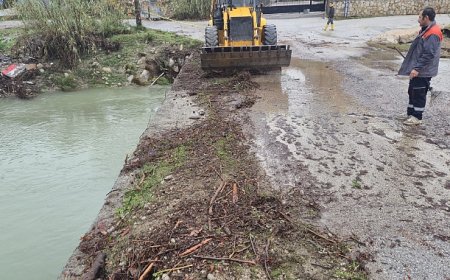 Kemer’de köprüleri tıkayan tomruklar temizlendi