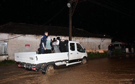 Büyükşehir ve MASKİ Ekipleri Yağmurda Tüm Gücüyle Sahada