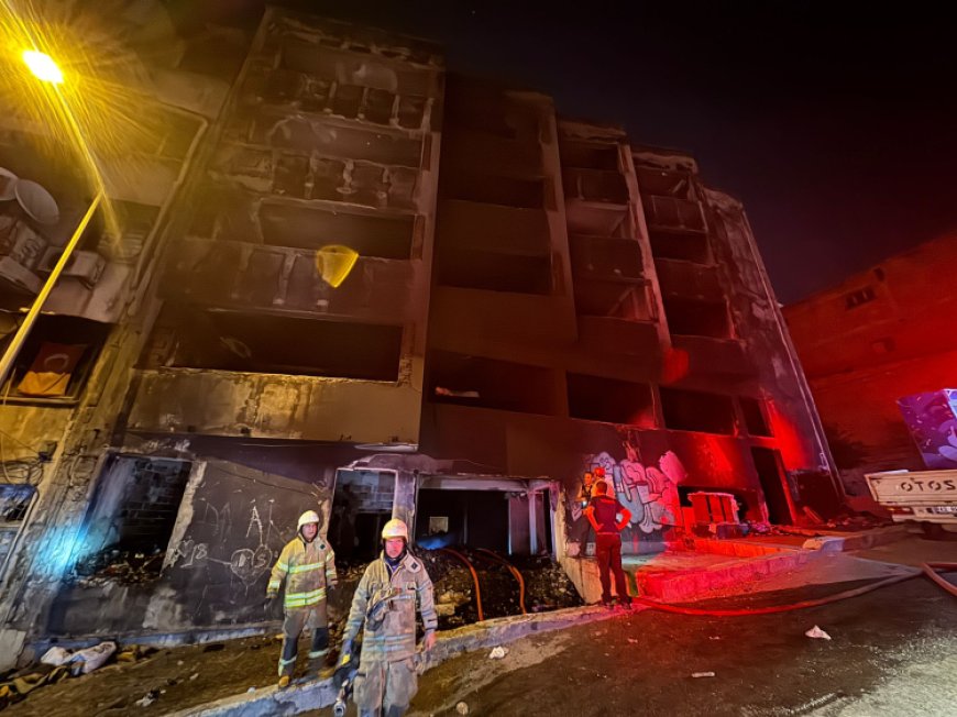 İzmir İtfaiyesi Konak’taki yangında iki kişiyi kurtardı