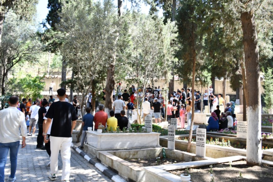 Manisa’da Ferdi Zeyrek’in kabri ziyaretçi akınına uğradı