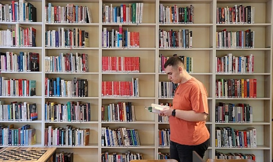 Kitap kurdu Asil okuma sevgisiyle örnek oluyor