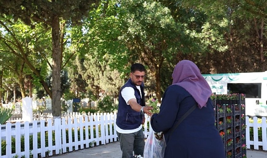Kartepe Belediyesi’nden Mezarlıklarda Çiçek Dağıtımı