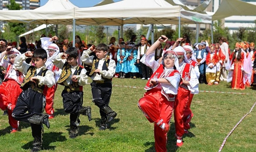 İlkokul Öğrencilerinden Halk Oyunu Gösterisi