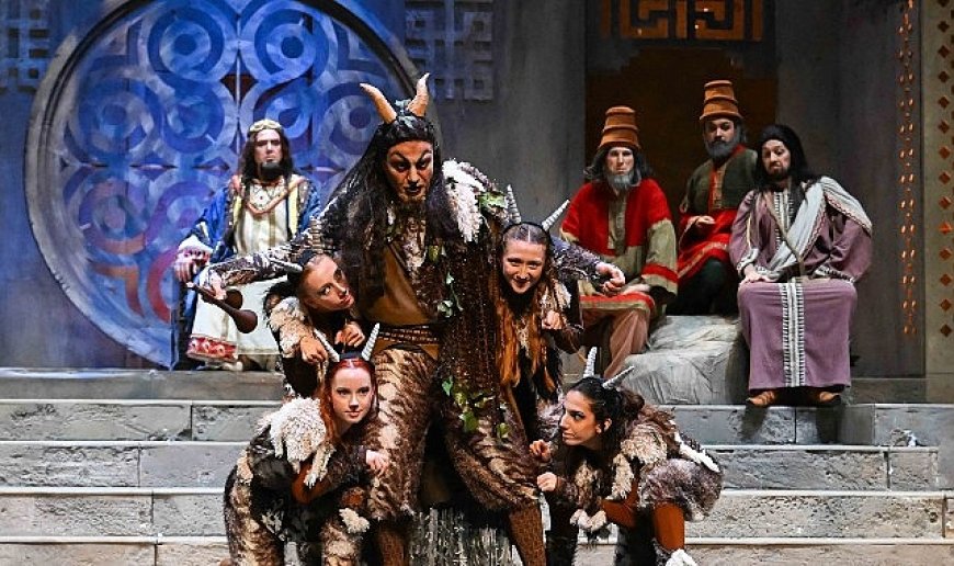 İzmir DOB 2024-25 “Midas’ın Kulakları Görkemli Bir Prömiyerle Döndü!” Sahnelendi